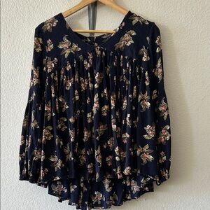 Chelsea & Theodore Navy Floral Flowy Peasant Blouse size M